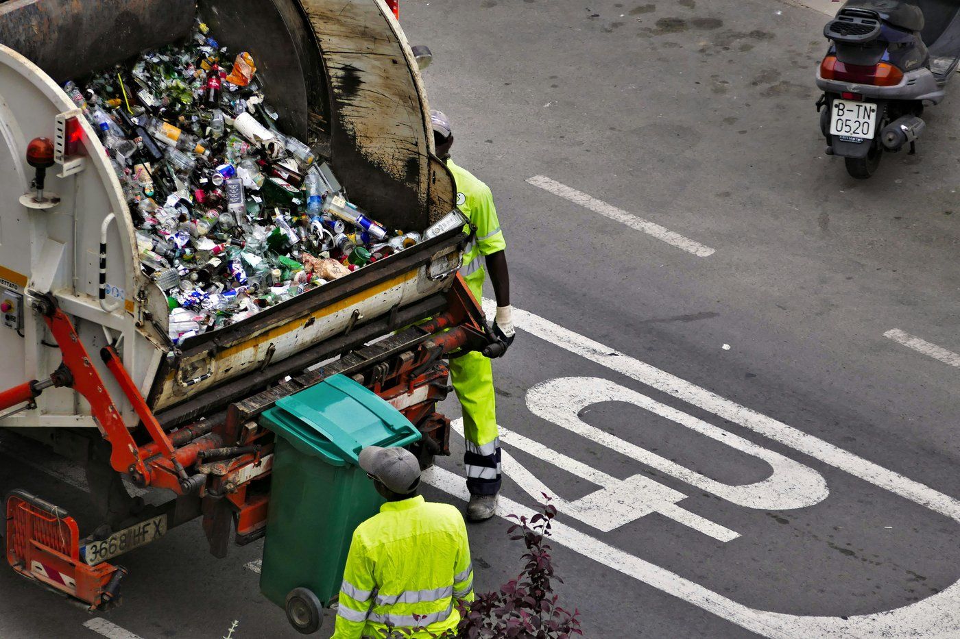 Italy: Garbage workers help woman find €1 million jackpot