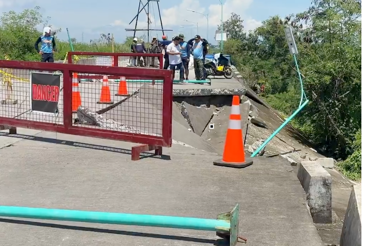 Dizon orders immediate repair of damaged tail dike in flood-hit Minalin, Pampanga