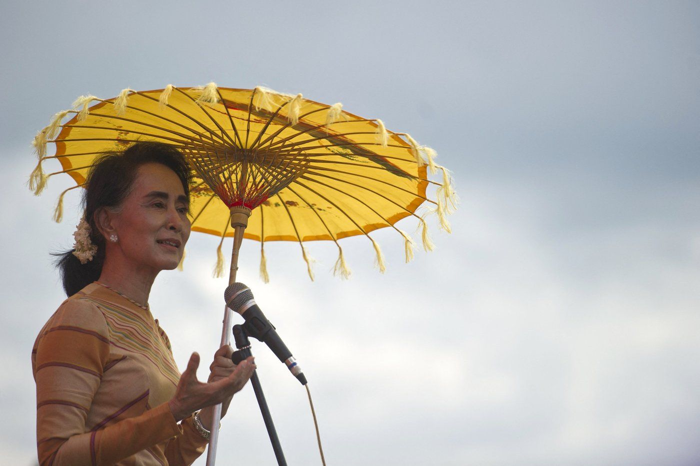 Detained Aung San Suu Kyi meets Red Cross delegate in Myanmar