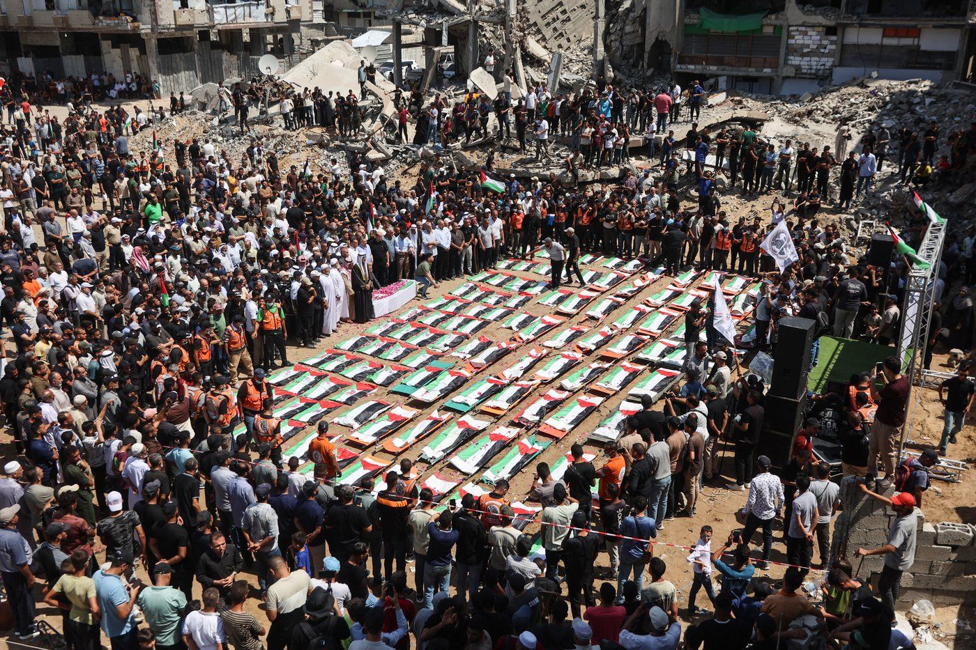 Gazans hold mass funeral for those killed during war